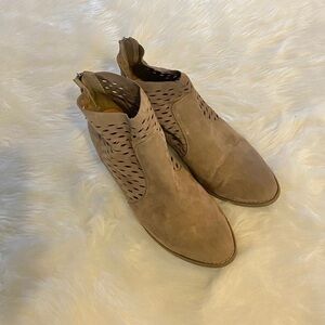 Jorē Kassey laser cut bootie, Sz. 11